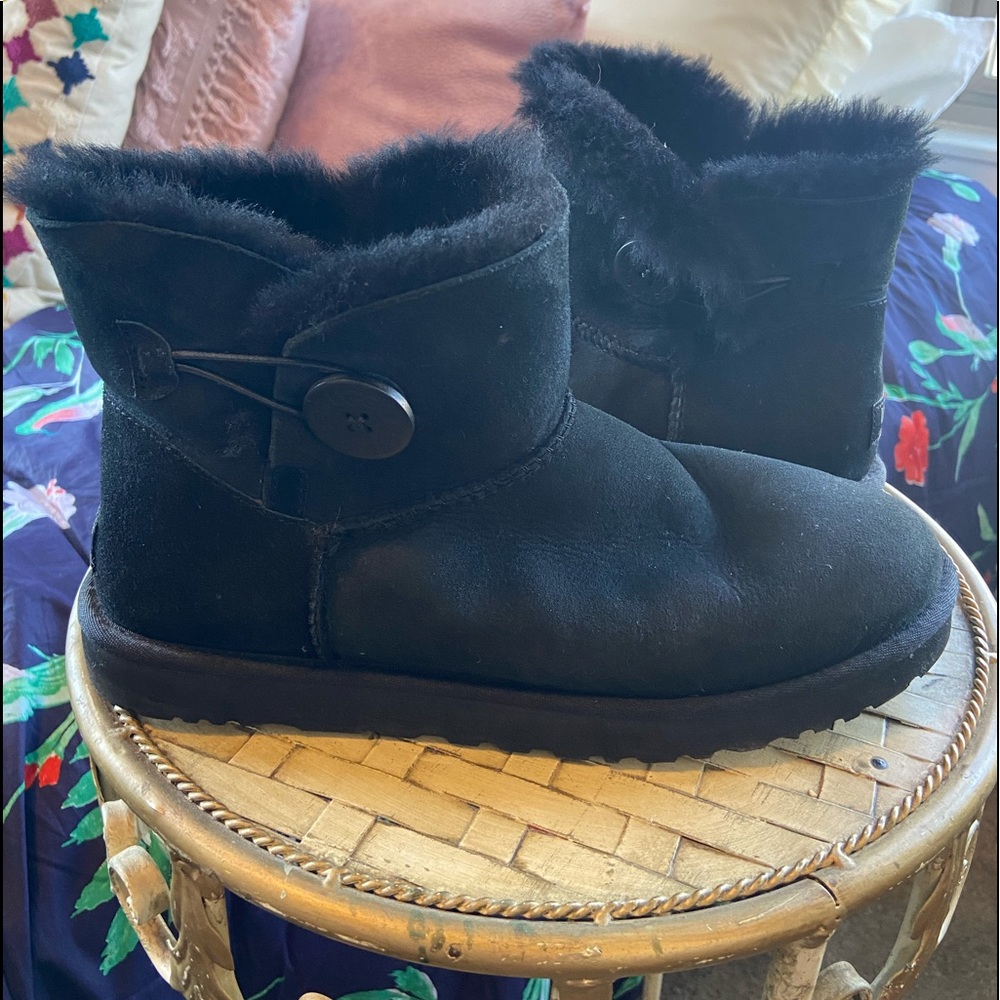 EUC Black Uggs